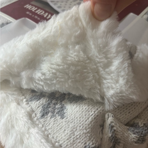 Cozy Snowflake Pattern Holiday Throw Blanket - Gray and White - Picture 4 of 4